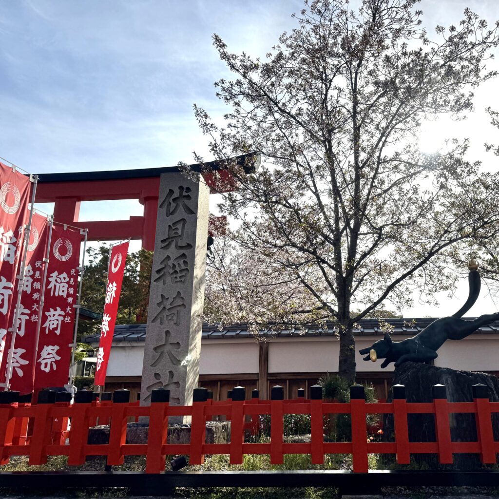 京都伏見稻荷神社狐狸雕像